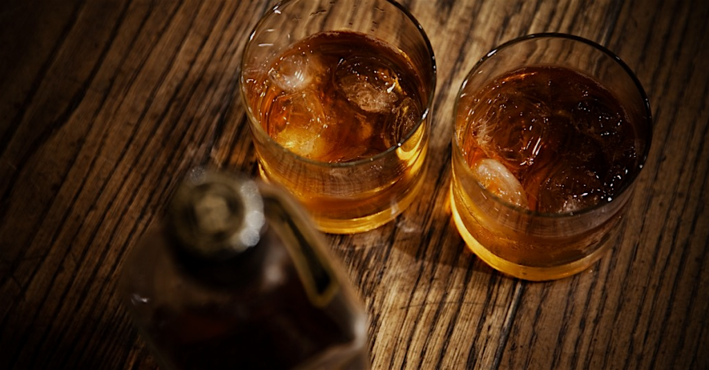 El Bourbon es uno de los destilados más reconocidos a nivel mundial, un tipo de whisky caracterizado por su poder aromático, su sabor acaramelado y el uso del maíz como su principal cereal. Pero, ¿de dónde procede este nombre?
