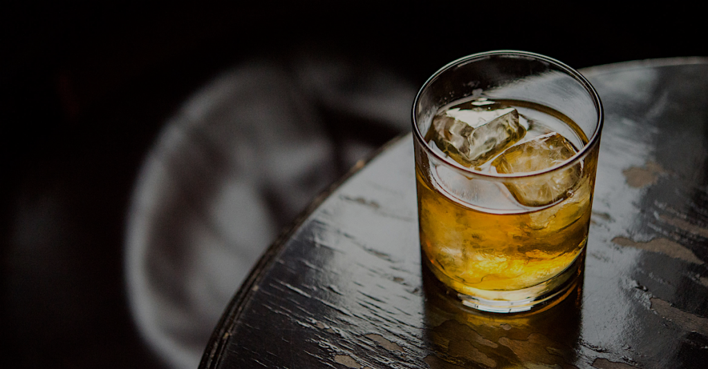 Nuestros amigos de Barman Academy nos traen un cóctel elegante, elaborado con whisky escocés y licor de almendra, licor comúnmente conocido como amaretto. De gusto dulce y fuerte intensidad, es una mezcla bastante fácil de elaborar y servida en vaso On the Rock: The Godfather.