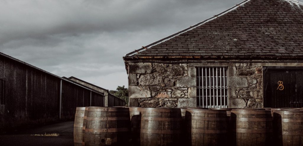 Dentro de las Islas Británicas, encontramos dos de los más grandes productores de whisky. Escocia, el probablemente más importante de todos, con varias regiones muy distinguidas, e Irlanda, que pese a no vivir los momentos de gloria del pasado, sigue trabajando muy bien.