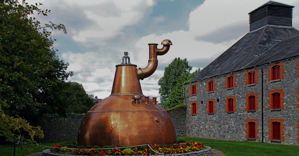 El whisky irlandés está experimentando un renacimiento asombroso en todo el mundo. A día de hoy existen 18 destilerías, ¡14 más que en 2013! Lo mejor de todo es que el ritmo no para, y hay nuevas aperturas de destilerías planificadas. Hoy, en Spirits International, vemos algunos de estos grandes proyectos.