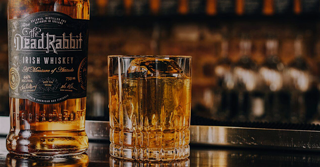 Desde The Dead Rabbit, una de las mejores coctelerías del mundo, se han asociado con The Dublin Liberties Distillery para producir y lanzar un nuevo whiskey irlandés, que está disponible en todo el mundo desde el pasado marzo.
