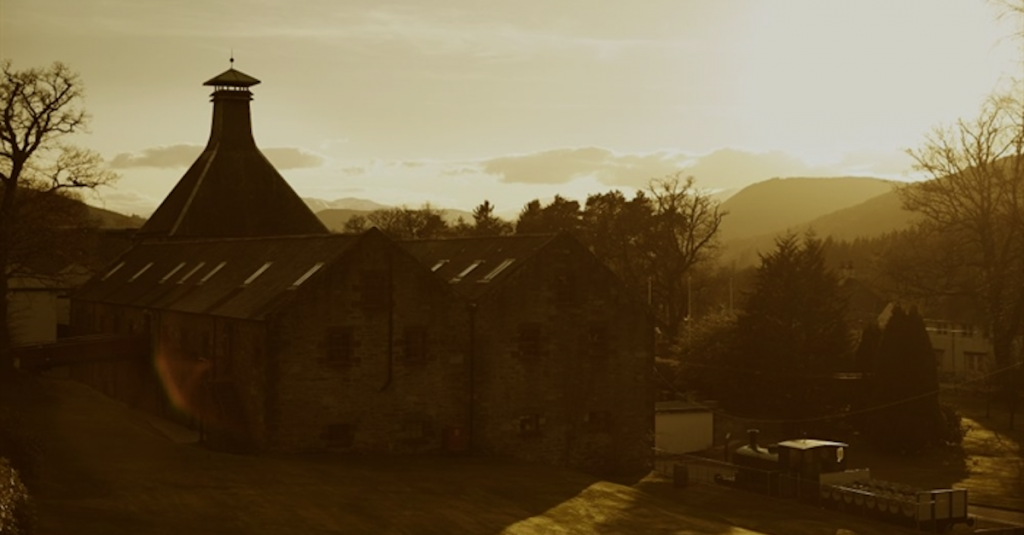 Nos encontramos en las Highlands, centro geográfico de Escocia y del whisky mundial, concretamente en la orilla sur del río Tay. Allí se encuentra una destilería sin igual y un monumento al whisky: Aberfeldy.